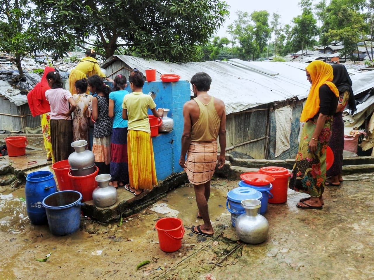 People waiting to collect water by Zahangir Alam